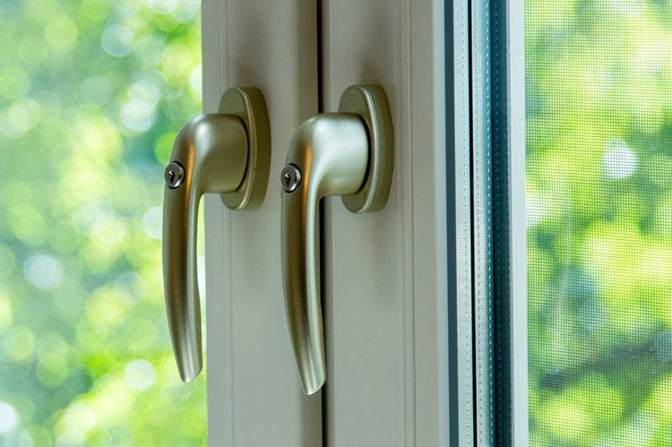 Manillas y elementos de cierre para ventanas